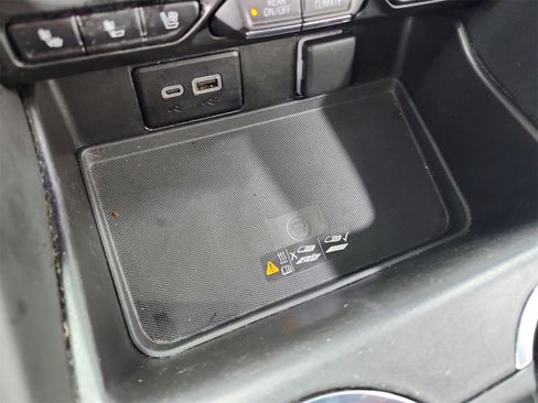 Used 2023 Chevrolet Suburban Premier image 34