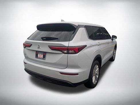 Used 2024 Mitsubishi Outlander ES FWD image 3