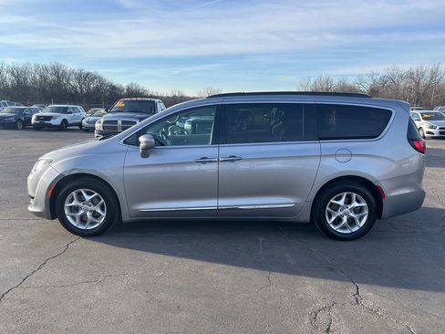 Used 2017 Chrysler Pacifica Touring-L w/ Tire & Wheel Group image 1
