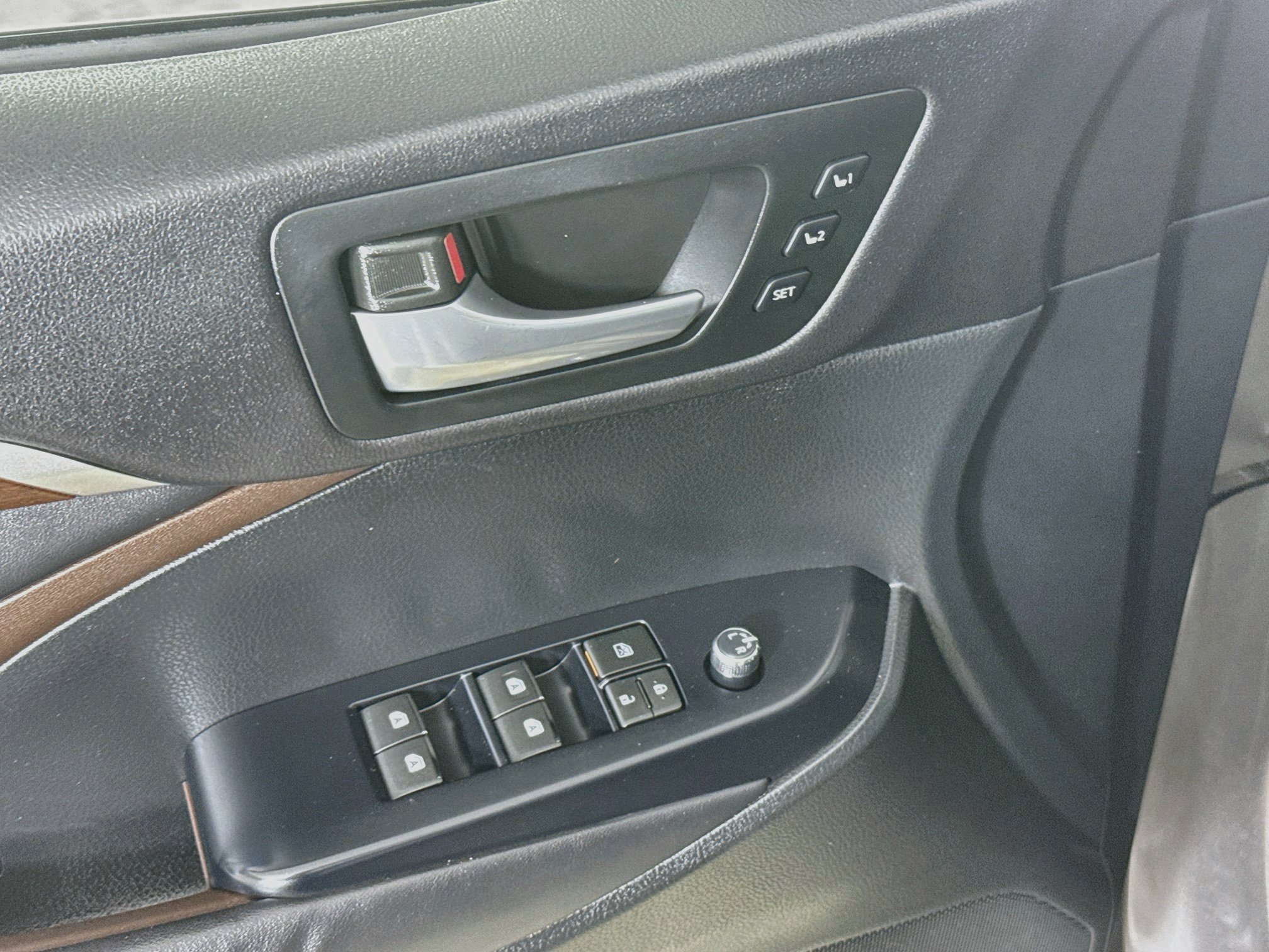 Used 2015 Toyota Highlander Limited w/ Driver Technology Package AWD/4WD image 19