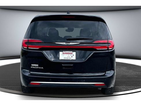 Used 2024 Chrysler Pacifica Touring-L FWD image 6