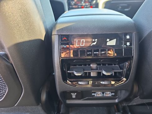 Used 2025 Jeep Grand Cherokee L Laredo w/ Luxury Tech Group I AWD/4WD image 19