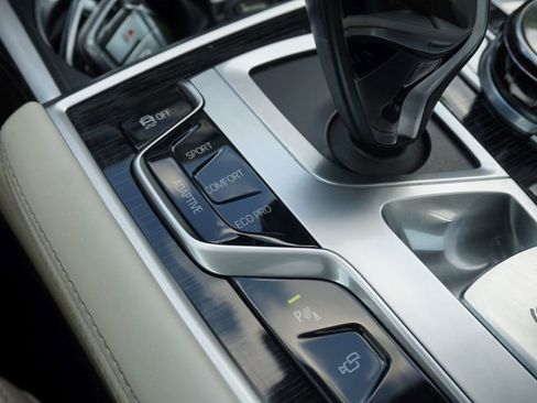 Used 2019 BMW 750i w/ Executive Package image 51