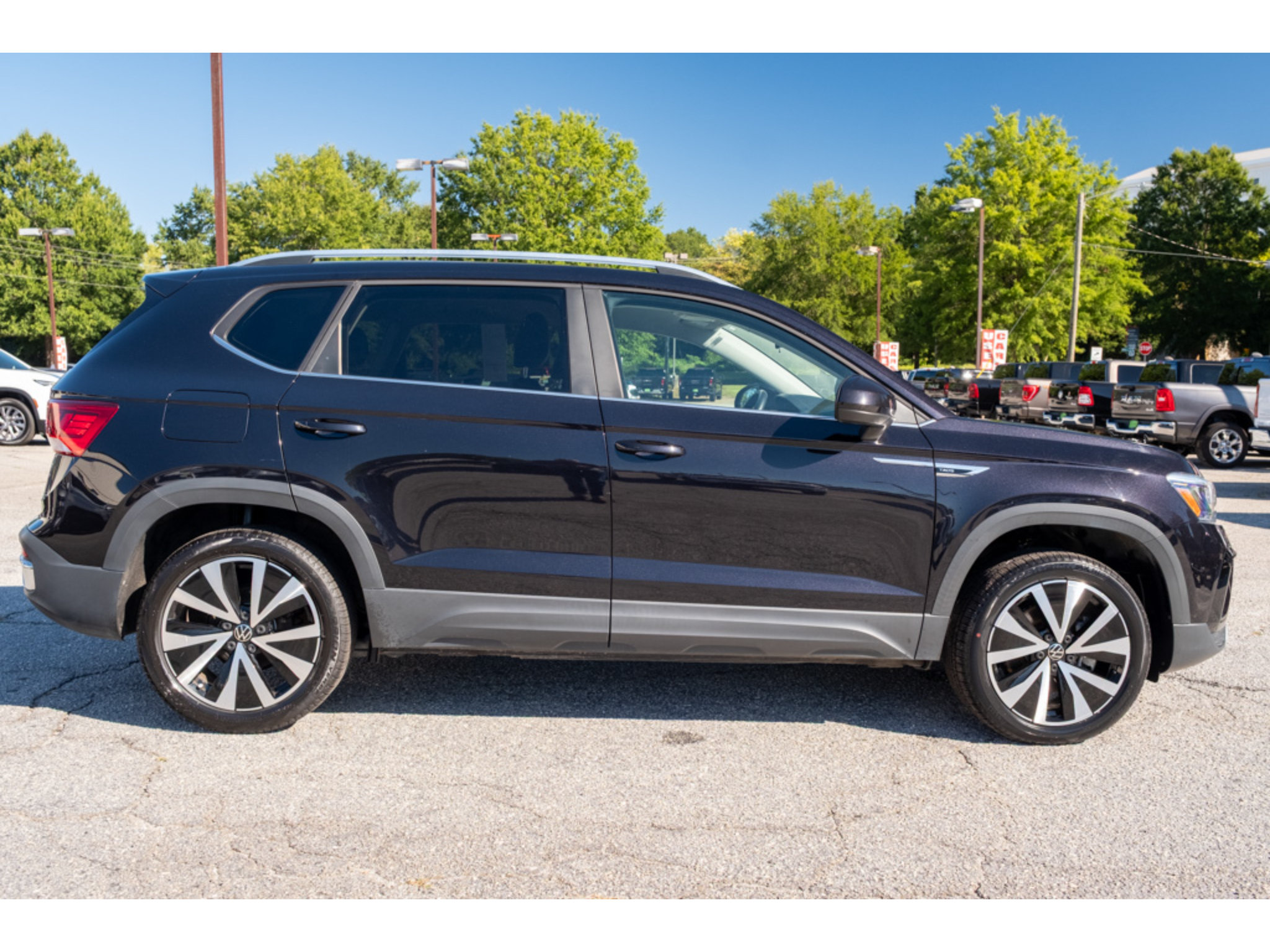 Used 2022 Volkswagen Taos SE FWD image 9