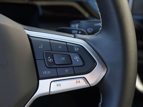 Used 2025 Volkswagen Atlas Cross Sport SE image 38