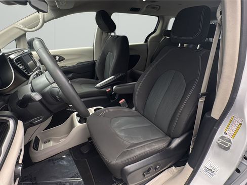 Used 2023 Chrysler Voyager LX FWD image 10