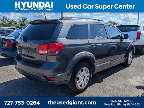 Used 2019 Dodge Journey SE w/ Connectivity Group FWD image 2