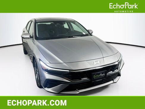 Used 2025 Hyundai Elantra SEL FWD image 1