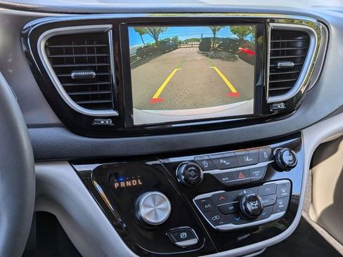 Used 2024 Chrysler Pacifica Touring-L FWD image 23