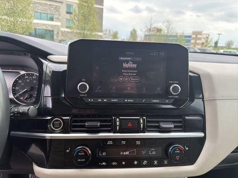 Used 2023 Nissan Pathfinder SV image 13