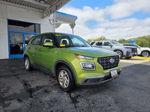 Used 2021 Hyundai Venue SE FWD image 3