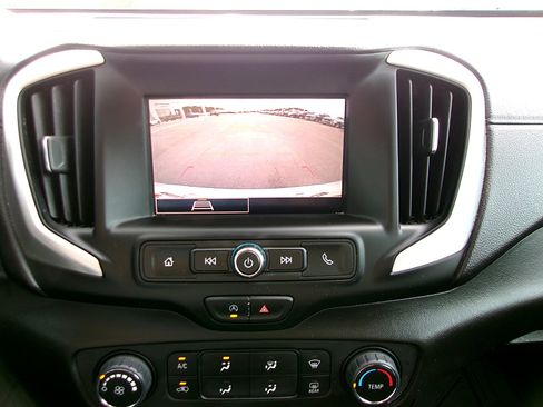 Used 2024 GMC Terrain SLE FWD image 16