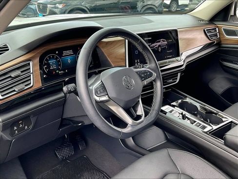 Used 2024 Volkswagen Atlas SE w/ Panoramic Sunroof Package AWD/4WD image 8