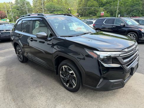 Used 2025 Subaru Forester Premium AWD/4WD image 3
