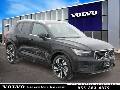 Used 2025 Volvo XC40 B5 Core image 1