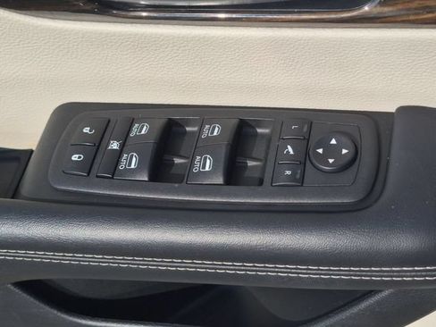 Used 2023 Chrysler Pacifica Limited FWD image 16