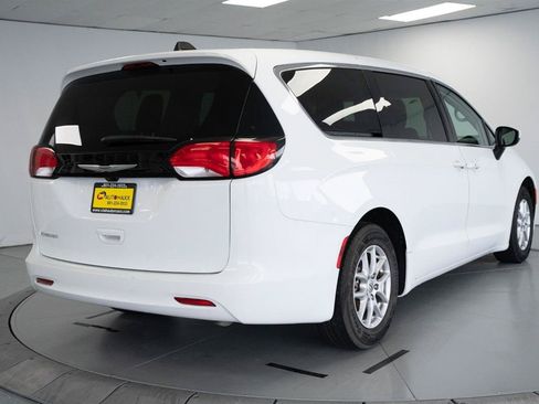 Used 2023 Chrysler Voyager LX FWD image 11
