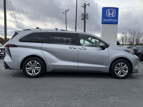 Used 2022 Toyota Sienna Platinum image 4