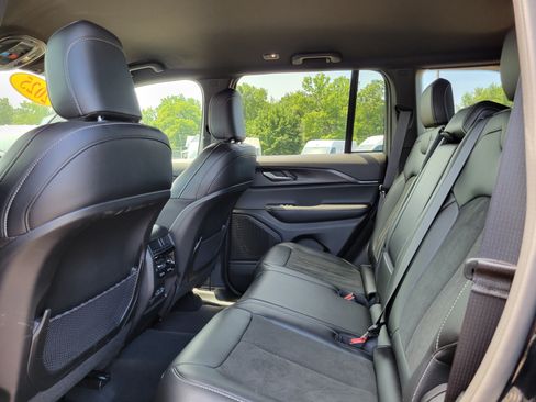 Used 2025 Jeep Grand Cherokee Altitude AWD/4WD image 18