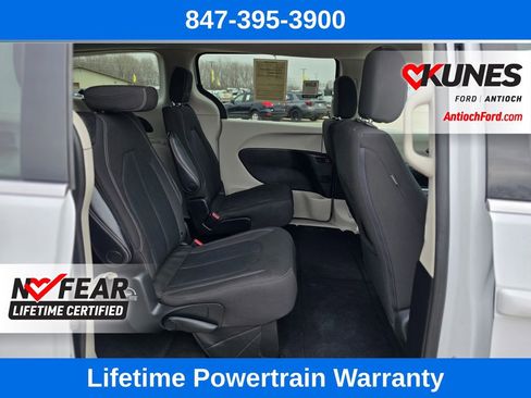 Used 2022 Chrysler Voyager LX image 31