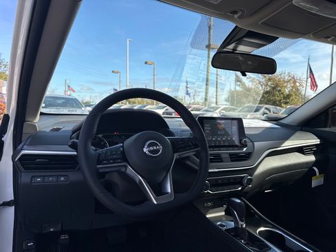 New 2025 Nissan Altima 2.5 SR image 12