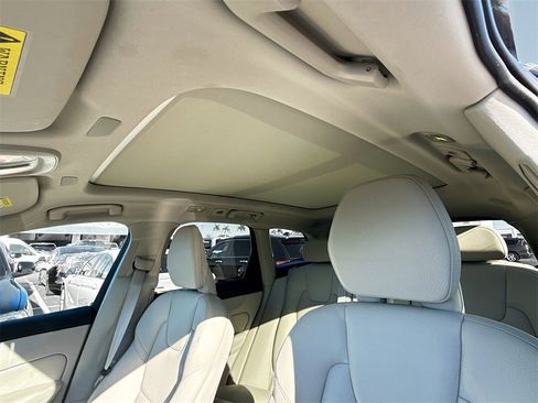 Used 2022 Volvo XC60 B5 Momentum image 24