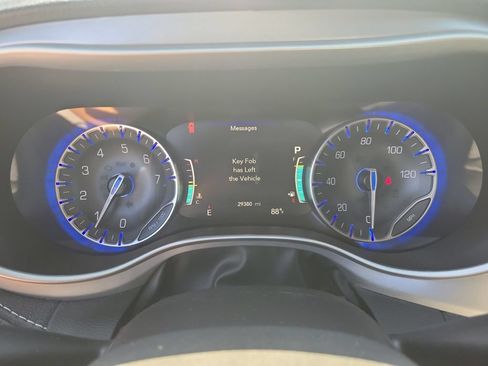 Used 2024 Chrysler Pacifica Touring FWD image 20
