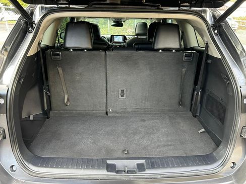 Used 2021 Toyota Highlander XLE AWD/4WD image 17