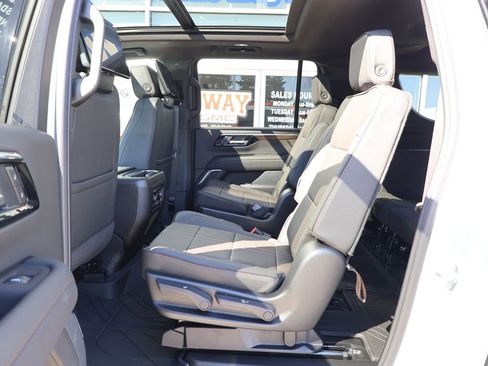 New 2026 Chevrolet Suburban High Country AWD/4WD image 28
