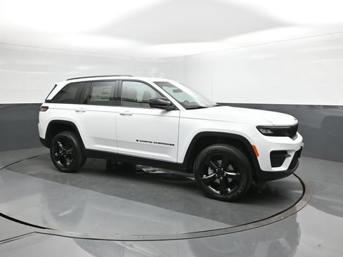 New 2025 Jeep Grand Cherokee Altitude RWD image 17