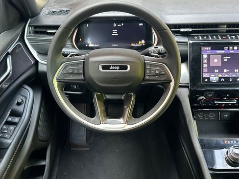 Used 2023 Jeep Grand Cherokee Altitude AWD/4WD image 18