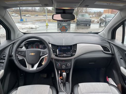 Used 2022 Chevrolet Trax LT w/ LT Convenience Package image 5