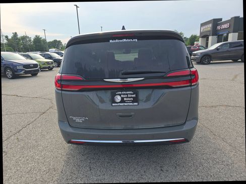 Used 2023 Chrysler Pacifica Touring-L FWD image 3