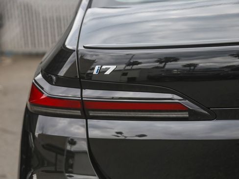 Used 2026 BMW i7 xDrive60 w/ Premium Package AWD/4WD image 7