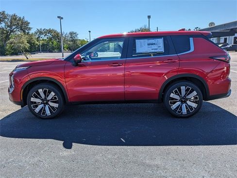 New 2025 Mitsubishi Outlander SE image 8