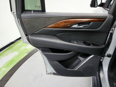 Used 2019 Cadillac Escalade Luxury RWD image 25