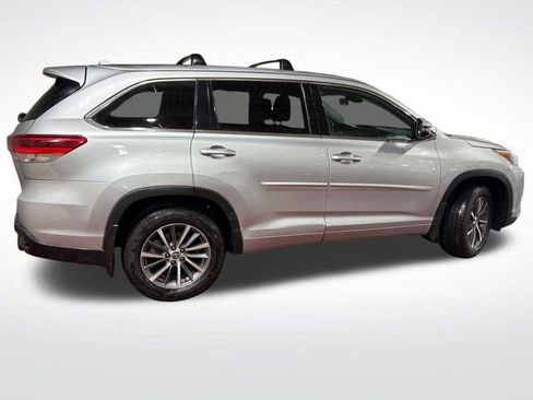 Used 2018 Toyota Highlander XLE image 3