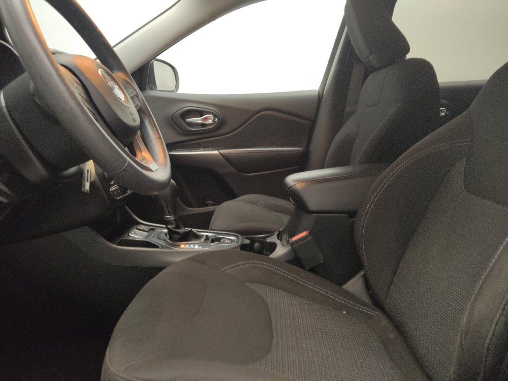Used 2019 Jeep Cherokee Latitude w/ Popular Appearance Group FWD image 17