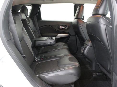 Used 2018 Jeep Cherokee Latitude Plus FWD image 11