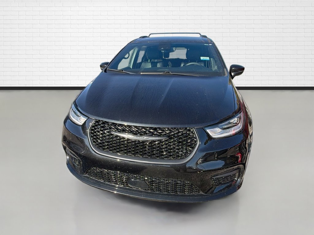 Used 2023 Chrysler Pacifica Touring-L w/ Uconnect Theater Family Group AWD/4WD image 2