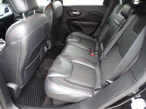 Used 2016 Jeep Cherokee Trailhawk w/ Cold Weather Group image 28