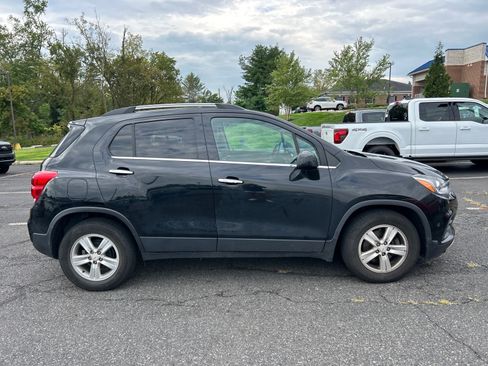 Used 2019 Chevrolet Trax LT w/ LT Convenience Package FWD image 4