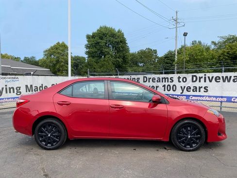 Used 2018 Toyota Corolla LE FWD image 2