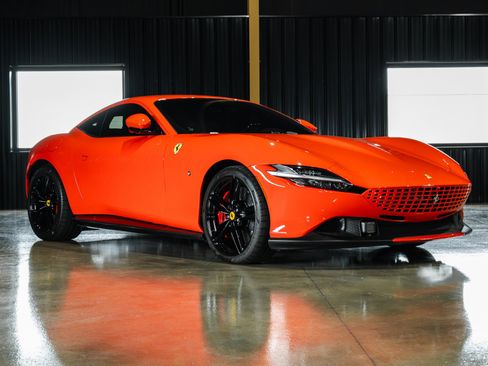 Used 2021 Ferrari Roma RWD image 2