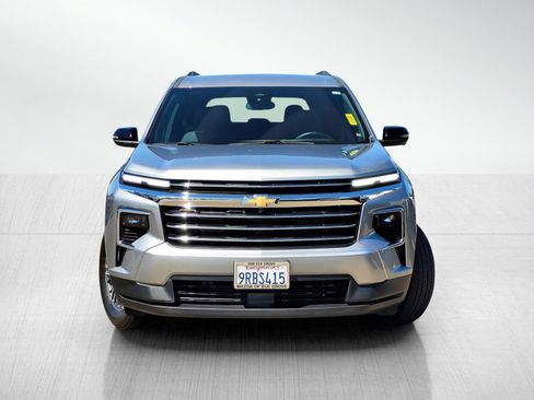 Used 2024 Chevrolet Traverse LT AWD/4WD image 2