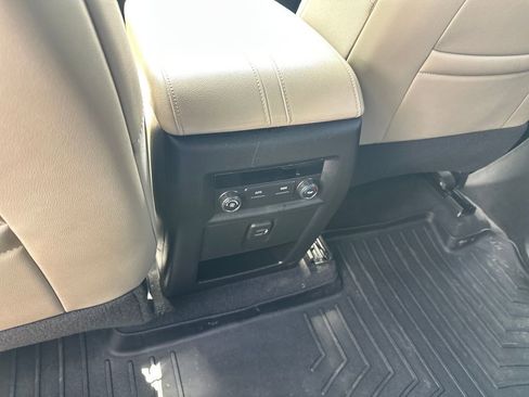 Used 2023 Chevrolet Traverse LT FWD image 29