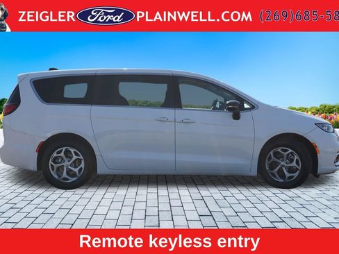 Used 2024 Chrysler Pacifica Limited FWD image 6