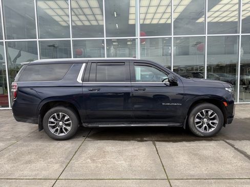 Used 2022 Chevrolet Suburban LT w/ LT Signature Package image 8