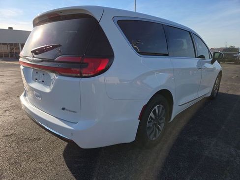 Used 2023 Chrysler Pacifica Limited image 8