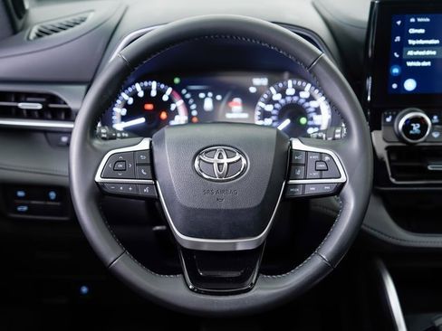 Used 2023 Toyota Highlander XSE image 12
